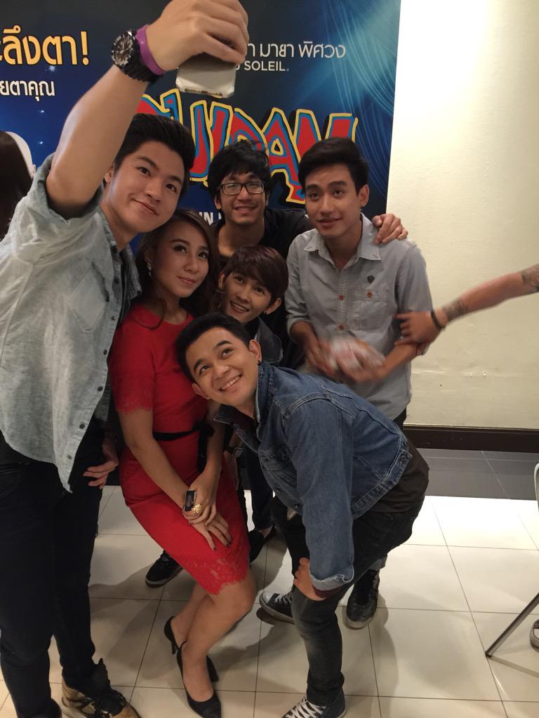 Noy_Prapaporn's tweet photo. เมื่อเหล่า #AF8 รวมตัวกัน @Frame__AF8 @BanRak_FrameAF8 แต่เฟรมหิวฮะ 😂 http://t.co/Wn1cJNihyj