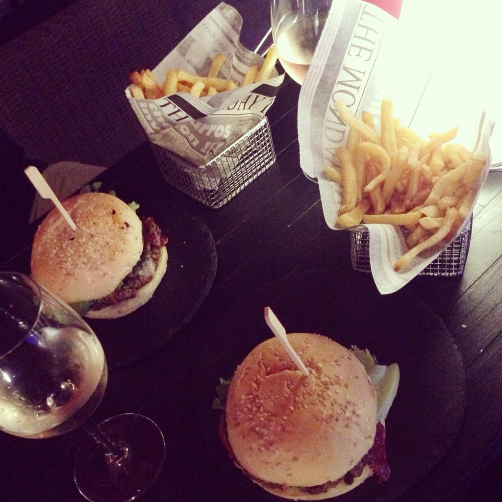jennyvisomblain's tweet photo. Craquage au @bdcbardelacote hier soir ! #instagood #instafood#yummy #burger #rossini #ocean #biarritz #surf #wine http://t.co/uL3O9jAyJt