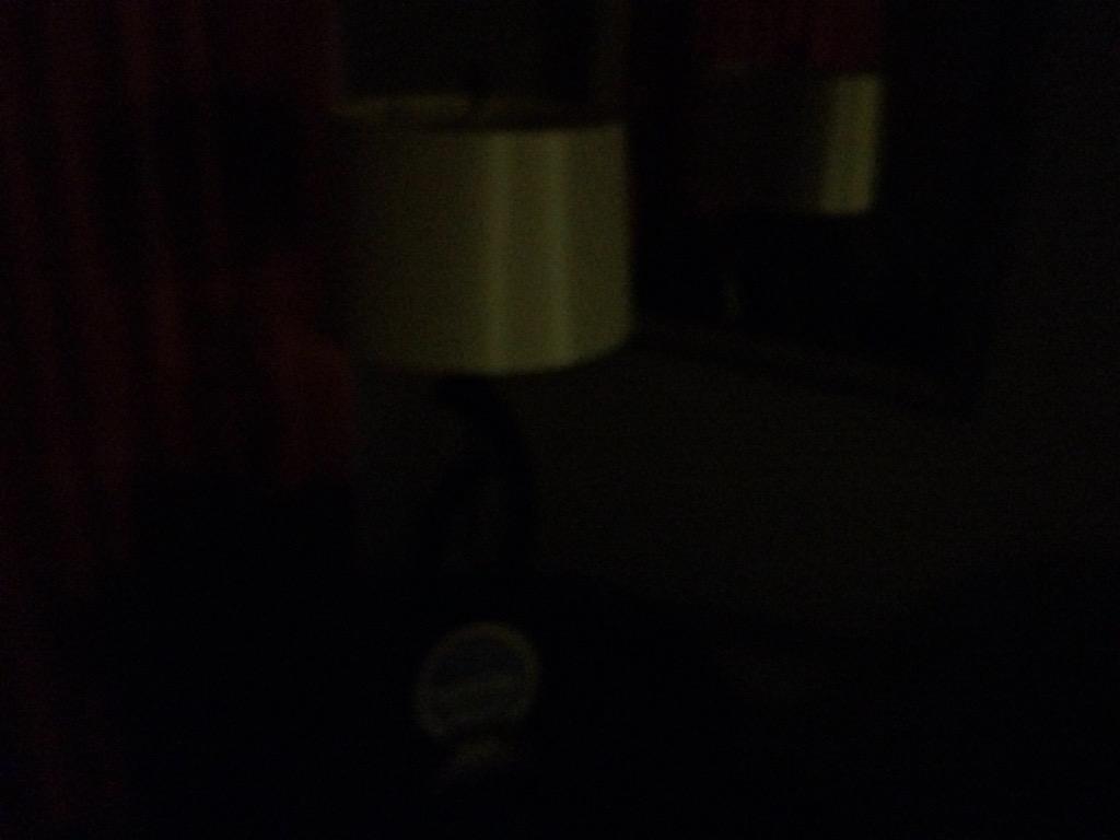 rodaberget's tweet photo. Denna lampa lyser när nån klappar den på foten. #usaresa http://t.co/oYwGYmjaKA