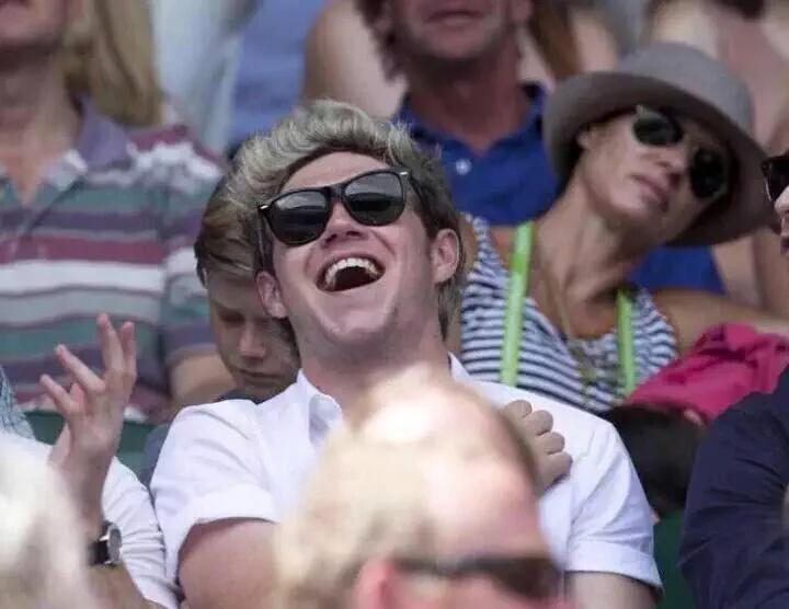 NiallShakeItUp's tweet photo. When you listen to #DragMeDown and then you realized its the first single without Zayn http://t.co/bJp67cqc01