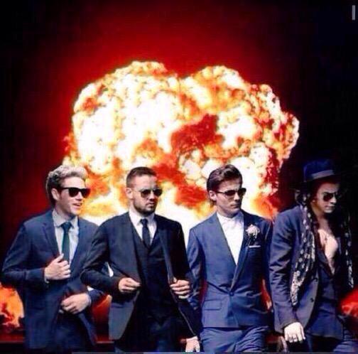 thinkingofhoran's tweet photo. THEY DROPPED A SINGLE IN THE MIDDLE OF THE NIGHT WITHOUT WARNING AND IT GOT TO #1 IN LESS THAN AN HOUR #DragMeDown http://t.co/rWLLfG9AOx