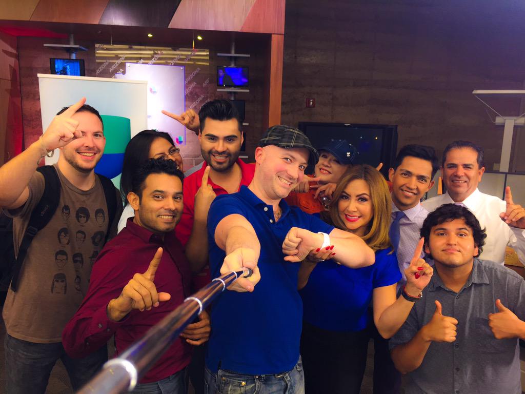 nmasunivAZ's tweet photo. Celebrando que fuimos una vez mas los NÚMERO #1 con la teleaudiencia de Arizona! #GRACIAS #NoticiasAZ 🏆🎉🎊 http://t.co/2rAofkBmNu
