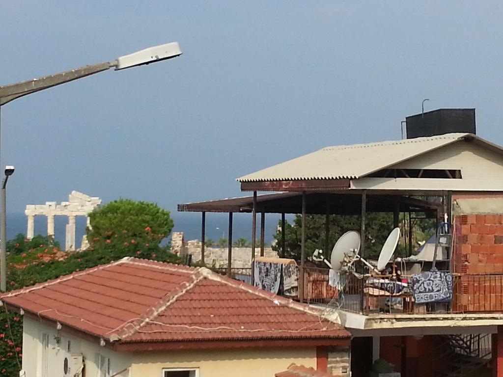 Vom Balkon der Blick auf Altbauten und die Penthouse Wohnung des Nachbarn