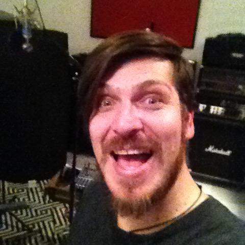 Vyero's tweet photo. A esta hora terminando de grabar en @yellowtreestd :) #FB http://t.co/cUCeJEDM9l