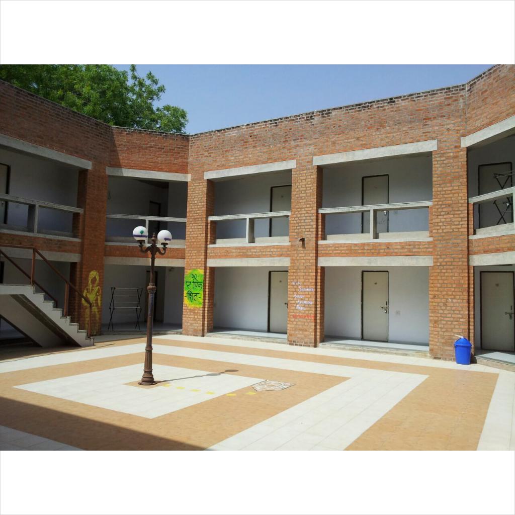 riddhimeghani's tweet photo. 1st hostel experience #KillingSummer #GoodTimes #MICAonlinememories   @shimoni180 @shobha_kapoor @ruchi_lol http://t.co/C5GzfvKdnU