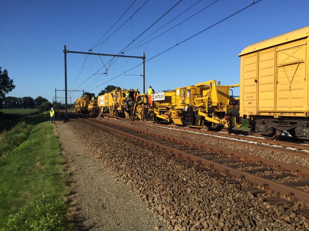 mikejanbroers's tweet photo. Strukton@gramsbergenDwarsliggers vastzetten,klein ballastdepot en de vernieuwingstrein ism swietelsky http://t.co/jKNw7Kdyk3