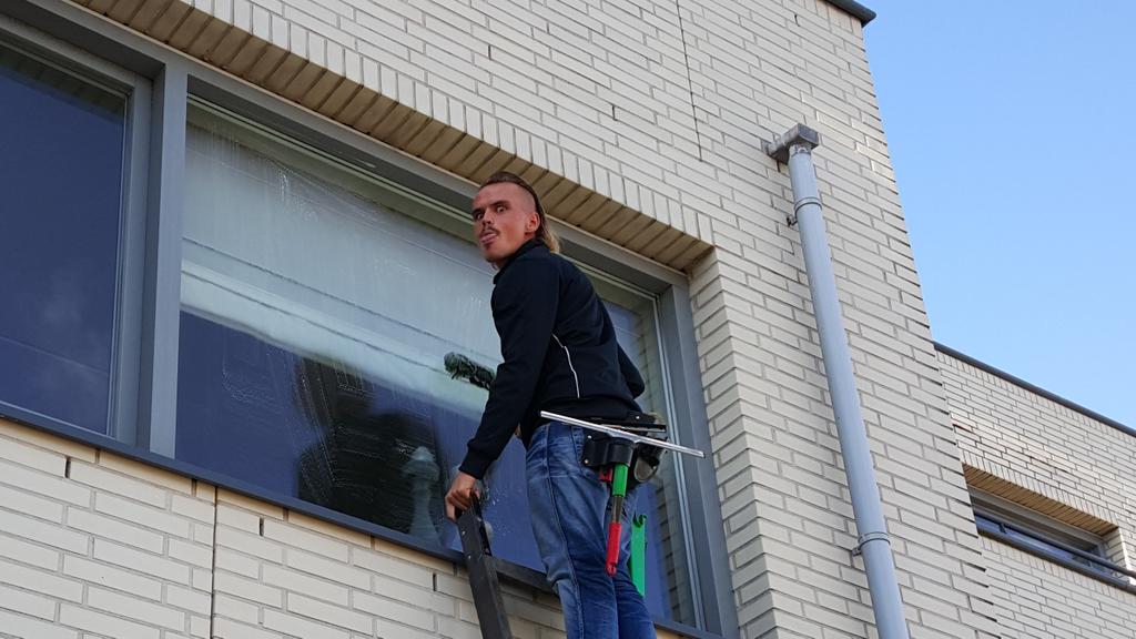 maikelcoomans85's tweet image. De "held" @rotterdam Simon is eigenlijk helemaal niet zo bang van hoogtes! #glazenwasser @RTV_Rijnmond #delikt