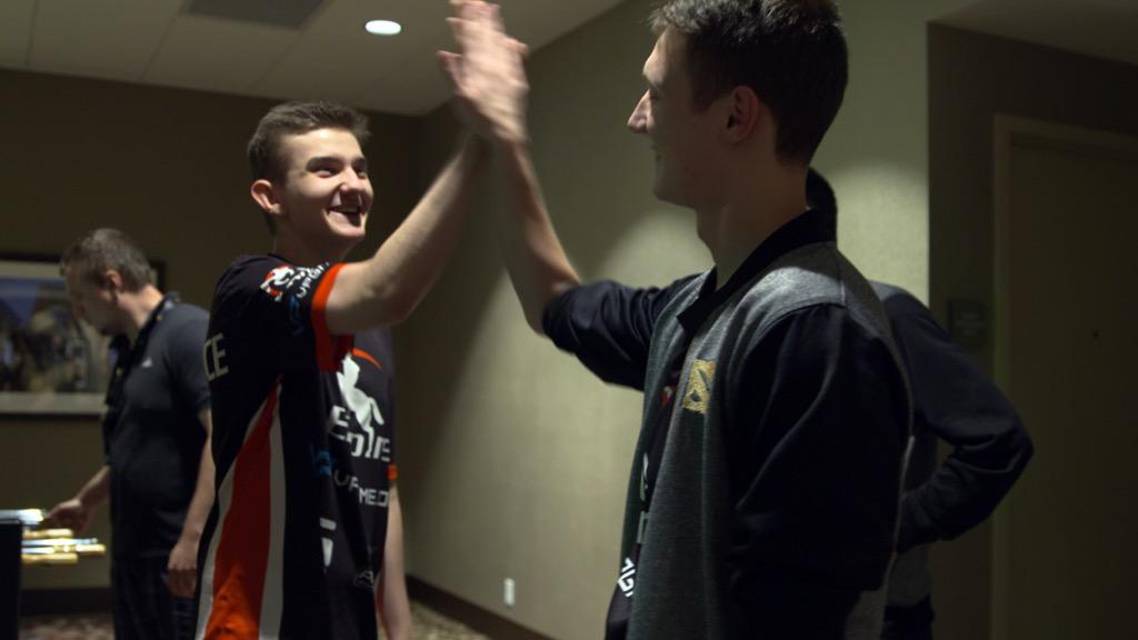 CLOXHHBUcAILbTS.jpg:large