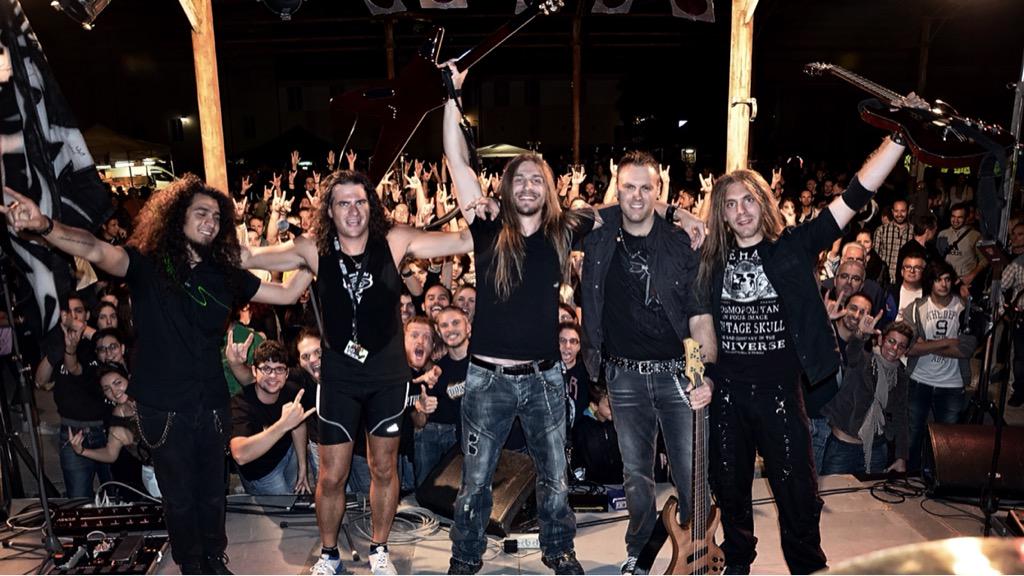 Padroneggia il tuo strumento,padroneggia la musica e poi dimentica tutte le cazzate e suona soltanto
<a href="/OverturesMetal/">Overtures</a>