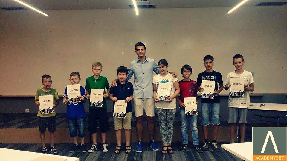 ACADEMY387's tweet photo. Prva grupa naših malih genijalaca je dobila svoje vrijedno zaslužene diplome. #Arduino_kids http://t.co/6F2Ncpqfse