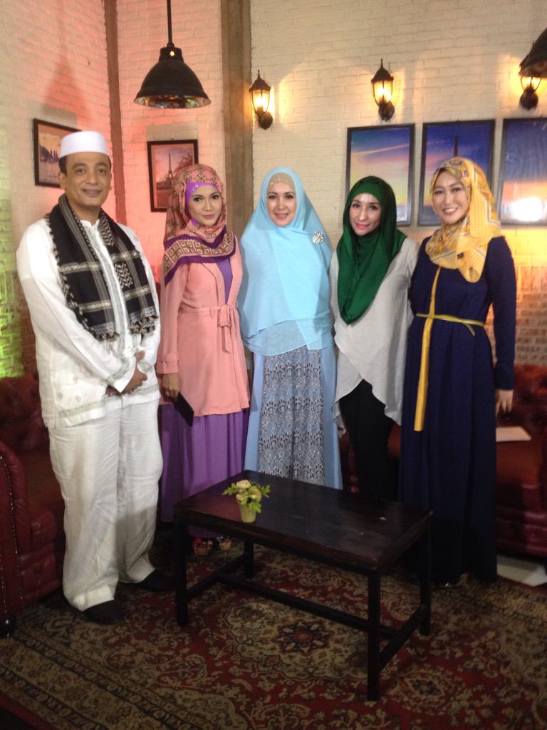 Hijab stories Minggu,2 Agustus '15 pukul 15.00 bersama <a href="/henidaramroe/">Henidar Amroe ig</a> <a href="/MahdiAlatas_HMA/">HB Mahdi Alatas</a> <a href="/yau_mi/">yaumi fitri</a> <a href="/_indahkirana_/">indah kirana</a>