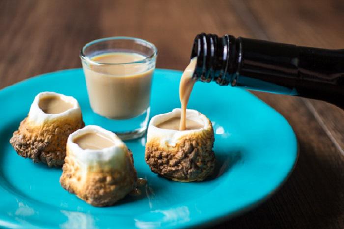 paulemagazine's tweet photo. Aux oubliettes les shooters en verre, on trinque dans des marshmallows grillés http://t.co/iTZP8poFBq http://t.co/0BdT54fTh6