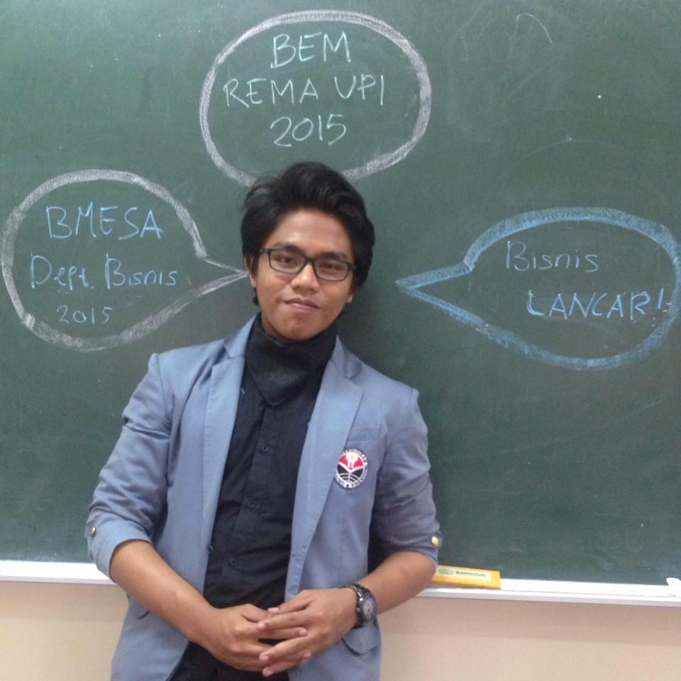 mokakuupi's tweet photo. Opr*Koordiv Logistik: Ghufran M. R (2013), P. Manajemen Bisnis (akangnya jago maen gitar loh haha) http://t.co/xJAqfTEwgh