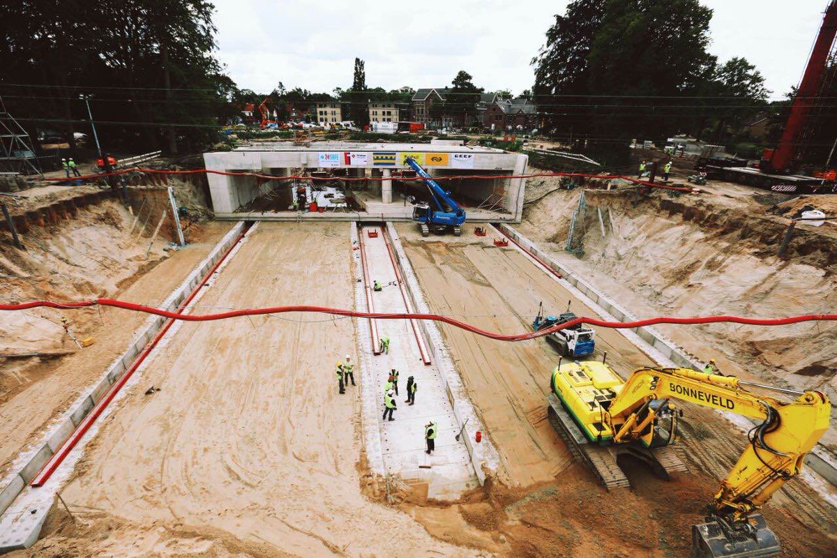 gemharderwijk's tweet photo. Tunnel stationsomgeving is weer in beweging. We verwachten de hele dag/nacht door te schuiven http://t.co/8LEZG1WMNq http://t.co/DIUDVxFBvN