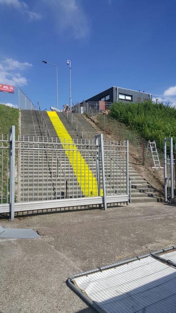 fanclubvvv's tweet photo. Het klusteam van @fanclubvvv werkte door in de zomerstop, de ingang/trap naar de sfeertribune ziet er weer top uit! http://t.co/89o3R4VbSp
