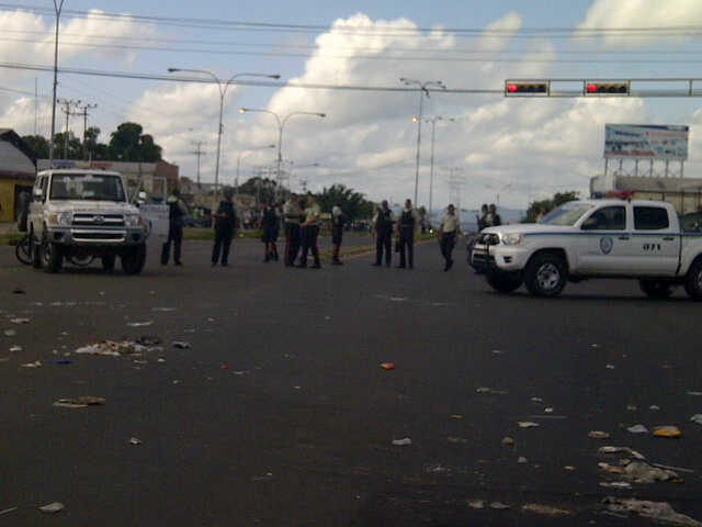luisamargaritag's tweet photo. Sucede Ahora: Situación Irregular en Av. Manuel Piar, Saqueo en Mercado Chirica, Gente Fuera de Control. San Felix http://t.co/cjx1XR72Uf