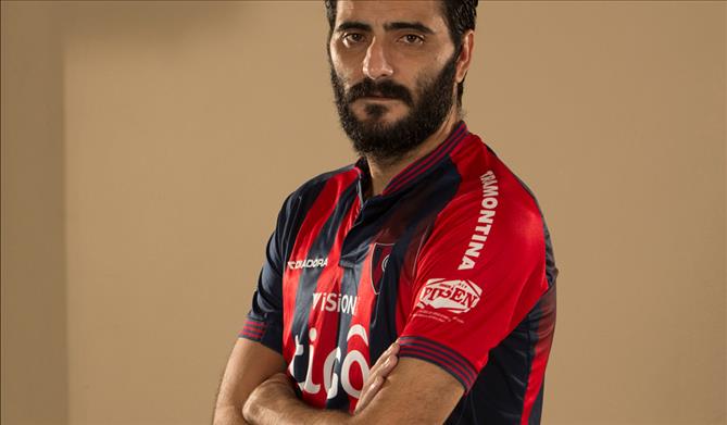 DeEspaiderman's tweet photo. Madre mía, Dani Güiza.  En la foto de la no se sabe muy bien si va a jugar con el Cádiz o a robar cobre. http://t.co/yutB51KXtY