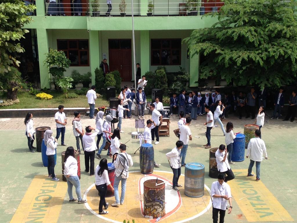 Hari ini beres demoekskul. terimakasih atas partisipasi dan dukungannya kepada alumni, <a href="/Osissman7bdg/">OSIS SMAN 7 Bandung</a>, dan <a href="/sman7bdg/">SMAN 7 Bandung</a>