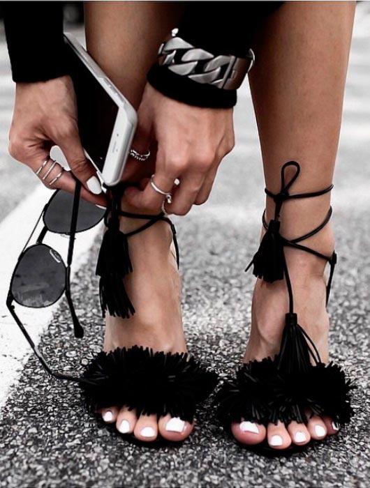 LaClePrivee's tweet photo. ¿ADICTA A LAS SANDALIAS? Descubre el nuevo vicio del #streetstyle: ¡LAS DESFLECADAS! 👉http://t.co/41B4pLGdAr ❤ @hola http://t.co/4Q8OQE3sXw