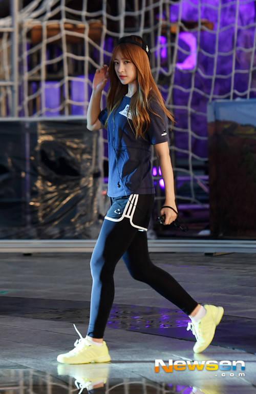 ahnhanee_92's tweet photo. "AhnHani_Global: [NEWS PHOTO] #Hani EXID @ Lets Go Dream Team filming [3P] #2 http://t.co/s3e0FFc6uc"