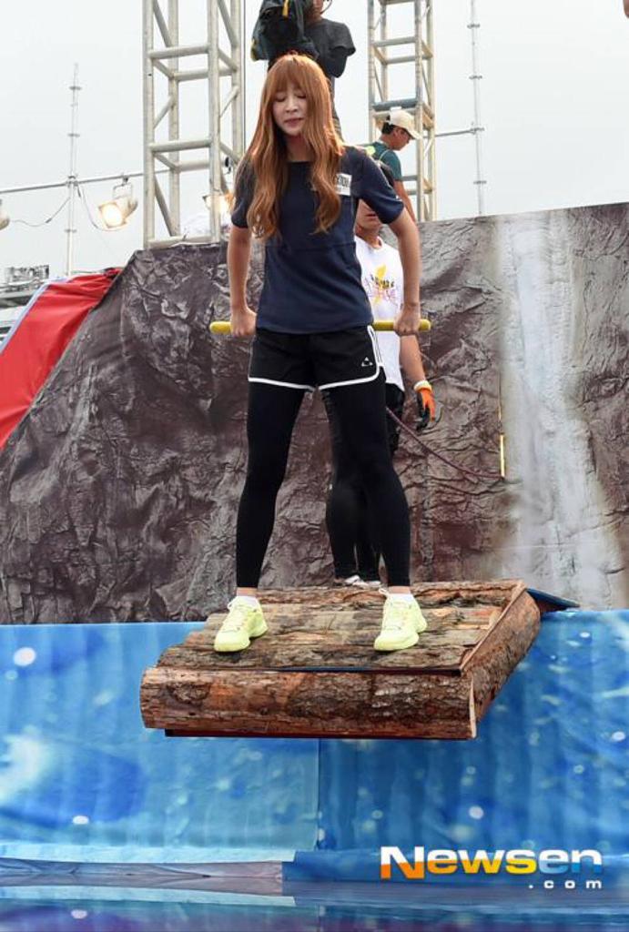 ahnhanee_92's tweet photo. "AhnHani_Global: [NEWS PHOTO] #Hani EXID @ Lets Go Dream Team filming [3P] #2 http://t.co/s3e0FFc6uc"