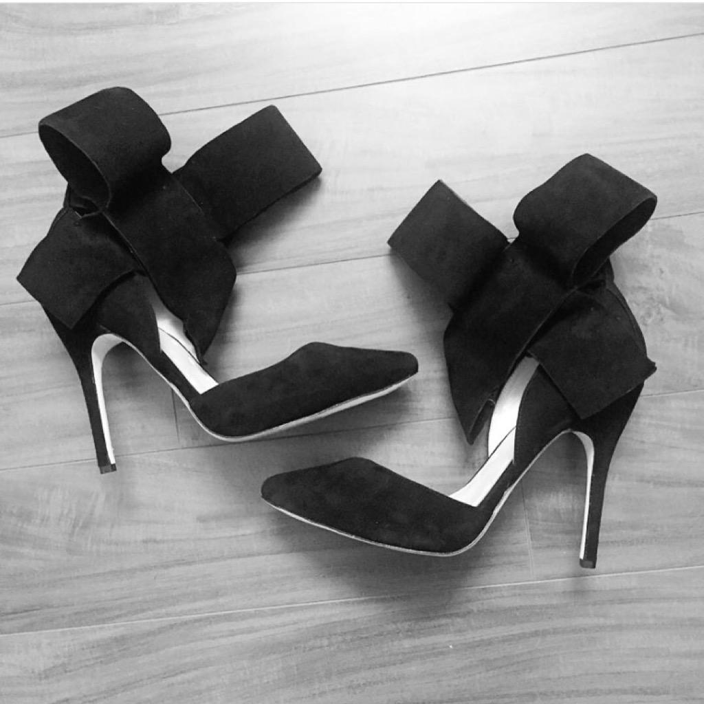 GirlWithCurves's tweet image. The obsession with 🎀 🎀 continues 
#Shop (5 colors &amp;amp; Wide Width options): liketk.it/1D1wW #bowshoes #shoes
