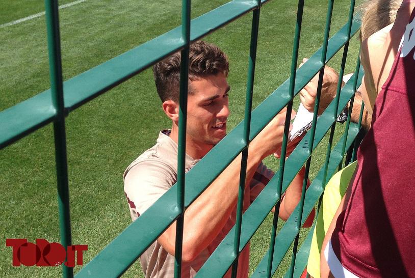 toropuntoit's tweet photo. @avelardanilo si ferma per gli autografi. Folla granata per il #ToroaChatillon 

http://t.co/nNf4POA60d http://t.co/D4rb7lvWVZ
