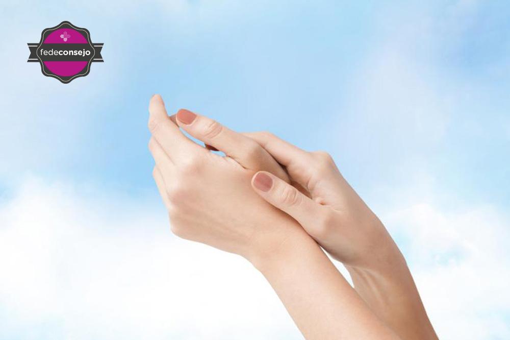 Hoy te explicamos cómo cuidar tus #manos y #pies para que parezcan de terciopelo. ow.ly/QhUPO #cuidate