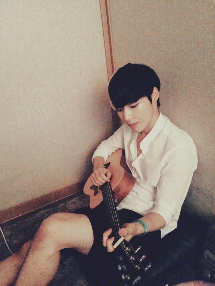 BTL__Max's tweet photo. 기타 치고 싶은 김맥스 ( feat. 큐엘형 기타좀 가르쳐줘 ❤️❤️ㅜㅜ) http://t.co/7eA93x8Qux