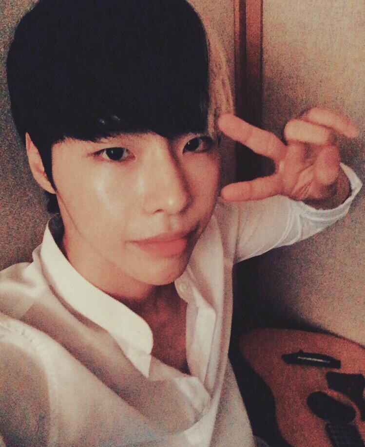 BTL__Max's tweet photo. 기타 치고 싶은 김맥스 ( feat. 큐엘형 기타좀 가르쳐줘 ❤️❤️ㅜㅜ) http://t.co/7eA93x8Qux