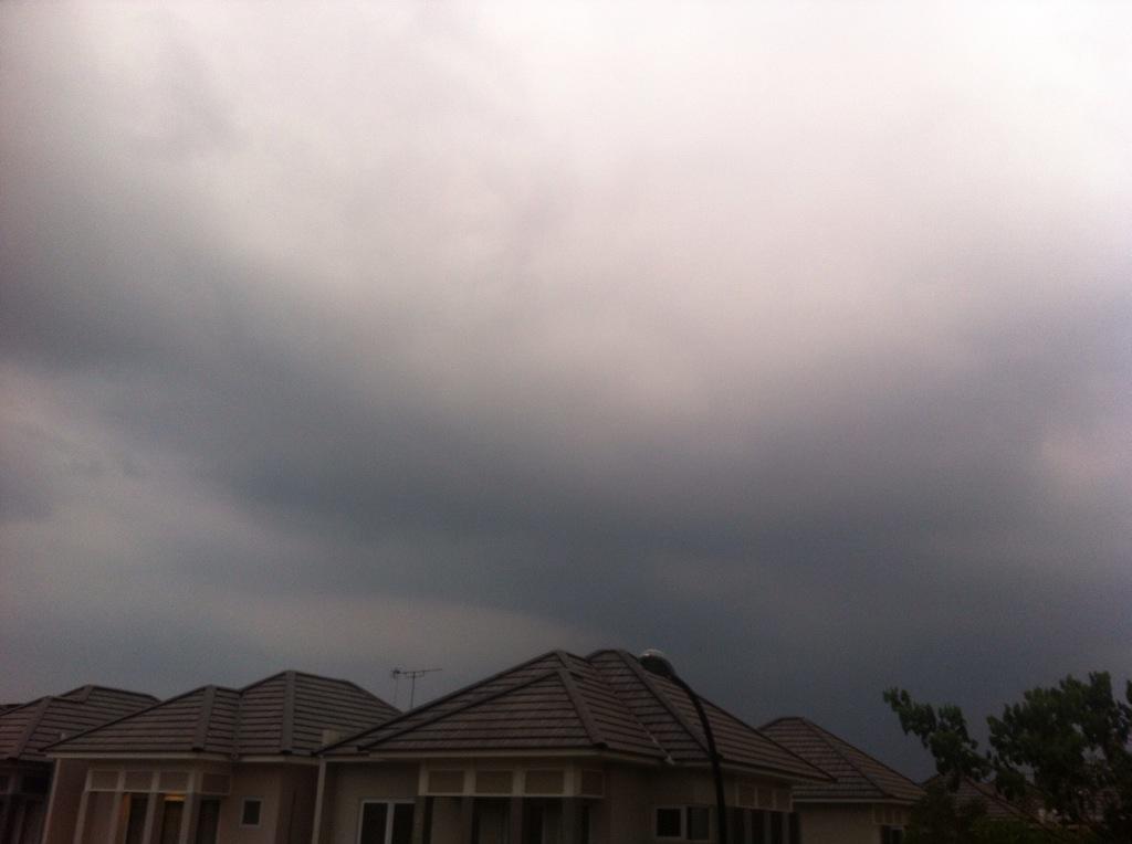 juanda_kami's tweet photo. Cileungsi mendung, sudah hampir hujan. @RadioElshinta http://t.co/H6Qq9tx492