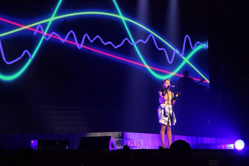 SpainWithAriana's tweet photo. -NUEVAS FOTOS- #HoneymoonTourPhilly http://t.co/8V26YR32I5