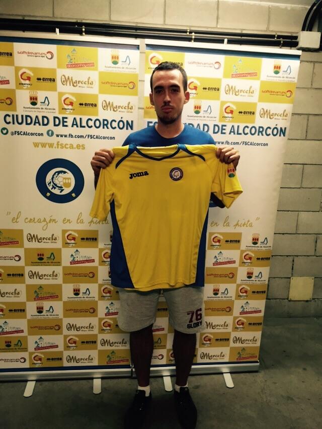 ADAlcorconFS's tweet photo. El siguiente es Alejandro Soto (@Luctes). Portero, Campeón de Tercera con @fsrocham ! Bienvenido! #123Alcorcon http://t.co/PC8QaLkljq