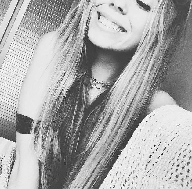 Amywtty's tweet image. buenos dias a todos ⚡️💘