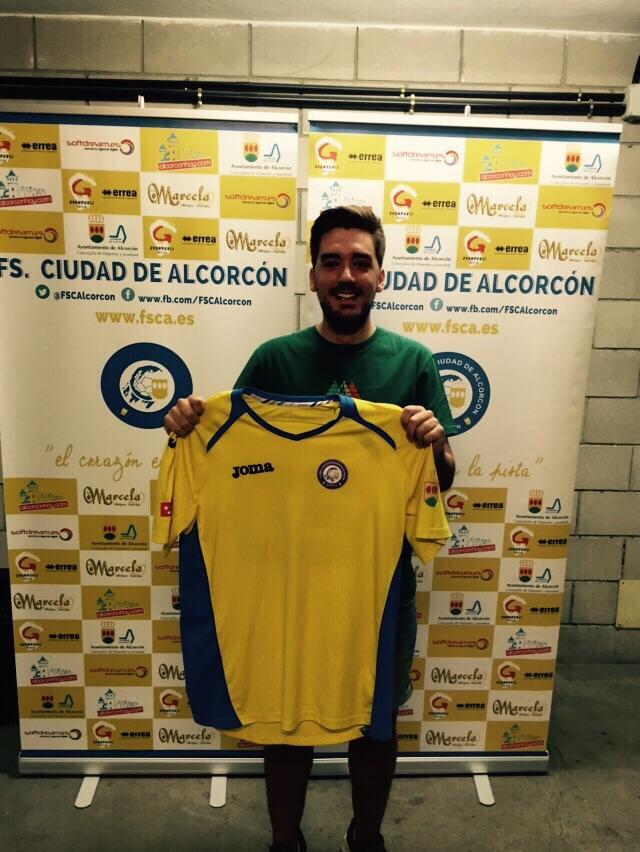 ADAlcorconFS's tweet photo. Damos la bienvenida también a Miguel Romero "Miki" (@migguita11). Ala-cierre, Campeón de Tercera con @fsrocham http://t.co/CXrIL0rkSI