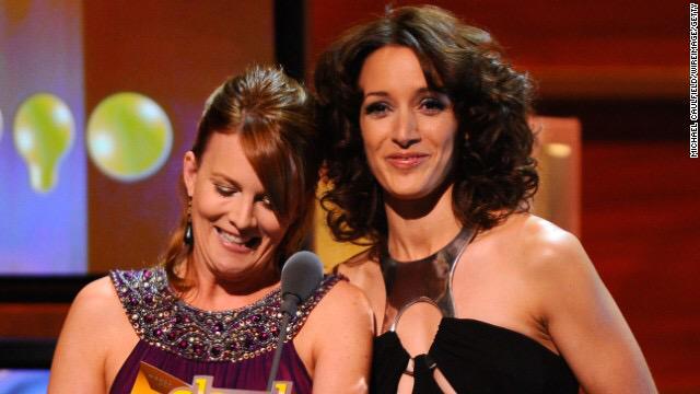 3bf58ffc678b428's tweet photo. 💔❤☺this picture  @jenniferbeals @LaurelLHolloman 😜✌💔❤ http://t.co/b2o2cTPGE9