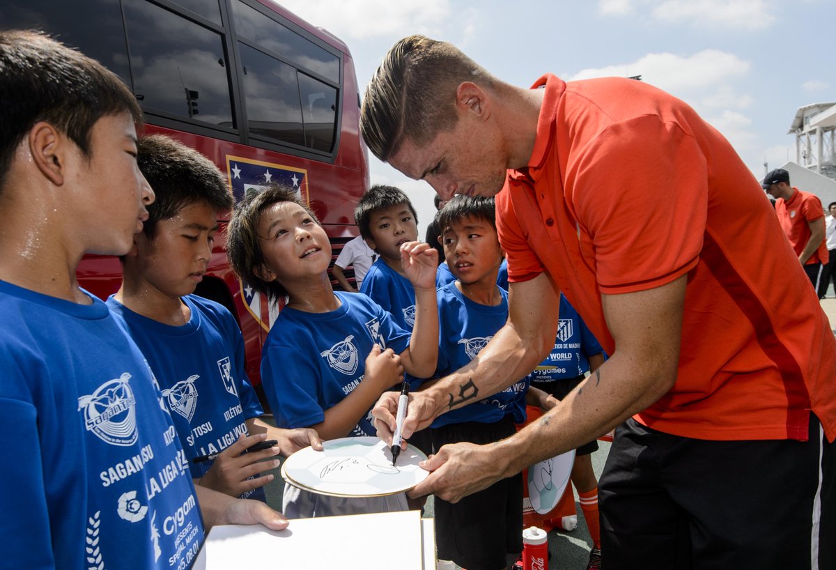 Atleti's tweet photo. .@Torres: "Quiero devolver a la afición todo lo que me ha dado" http://t.co/DkByIA44LP #LaLigaWorld #AúpaAtleti http://t.co/mxwjLd3BHQ