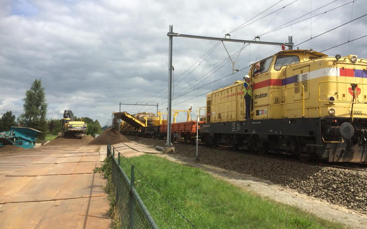 rvkek's tweet photo. Lossen MFS'n in depot Gramsbergen #strukton rail http://t.co/vJ5L5SppM5