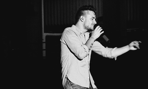 ohmyliam's tweet photo. All these lights they can't blind me with your love, nobody can drag me down http://t.co/NL90IhFx5l