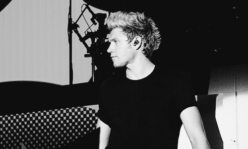 ohmyliam's tweet photo. All these lights they can't blind me with your love, nobody can drag me down http://t.co/NL90IhFx5l