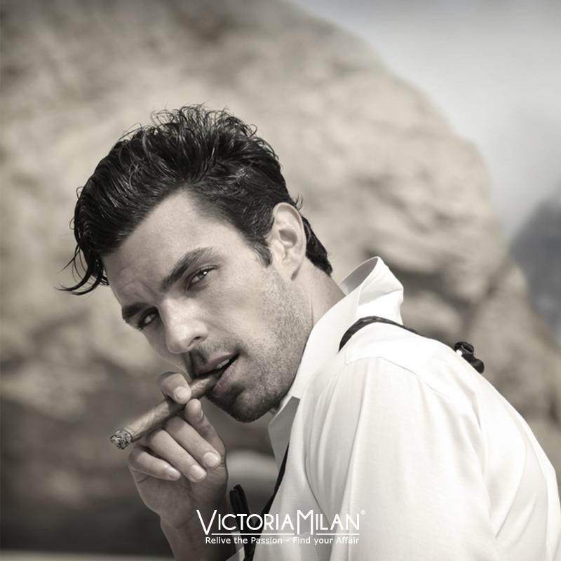 VictoriaMilanNL's tweet photo. Dames, vinden jullie smoking mannen leuk? http://t.co/uVzIciKzzq