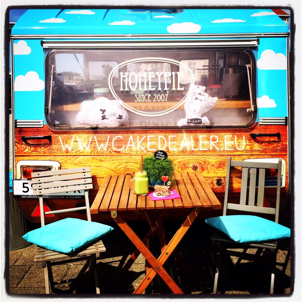 CakeDealerMburg's tweet photo. Zon, zee &amp; lazy cake! Thank cake it's FRI-YAY!!!!!!
#weekend #beach #cakedealer #cake #delicious #honeypiemiddelburg http://t.co/4y6Jclw0mE