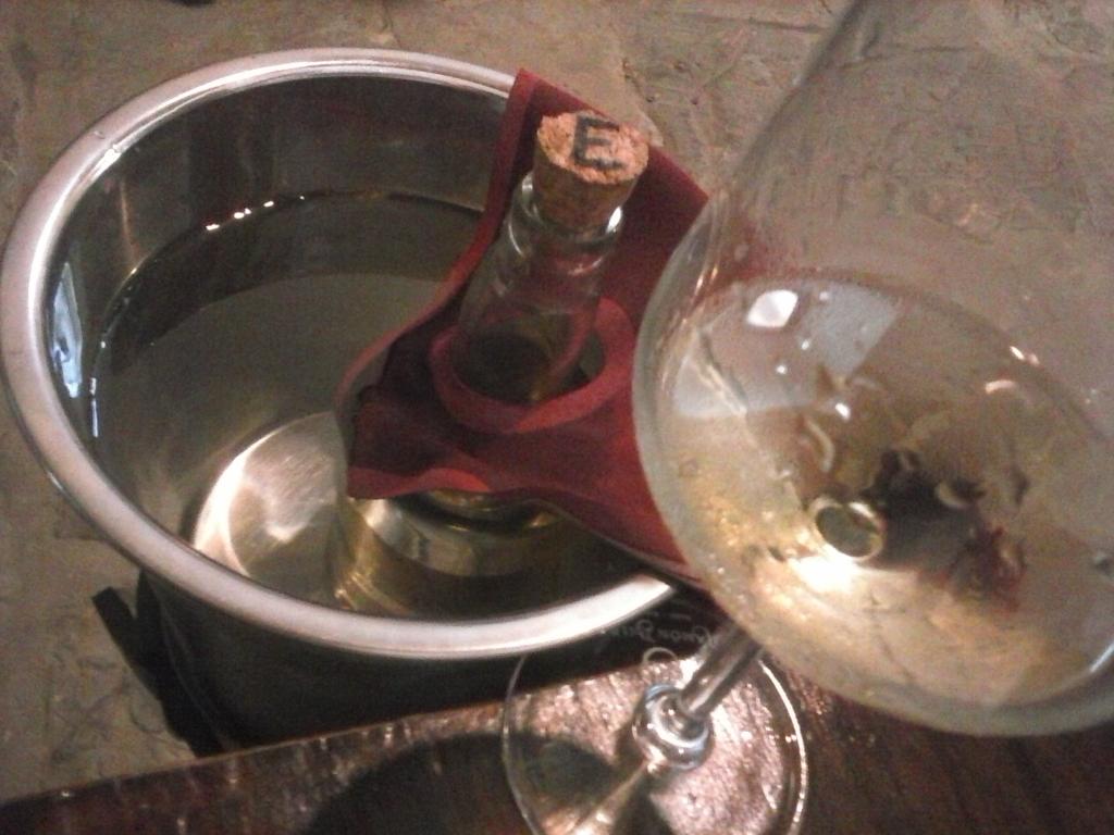 yolanda_arri's tweet photo. Una manzanilla E en Sanlúcar con @dr_tannin antes de la gran cata de borgoñas esta noche en @DerGuerrita  #swlsummer http://t.co/kD5ygryDC2
