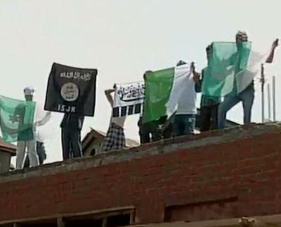 12 men who raise #ISIS flags in Srinagar identified
 rediff.ly/4s0pz