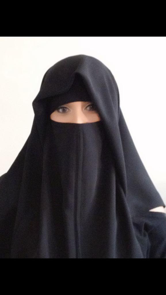 ZipNiqab's tweet photo. فكرة العملية عند تناول الطعام في الأماكن العامة في حين يرتدي النقاب.

#ZipNiqab http://t.co/Pzz7lMpxLW