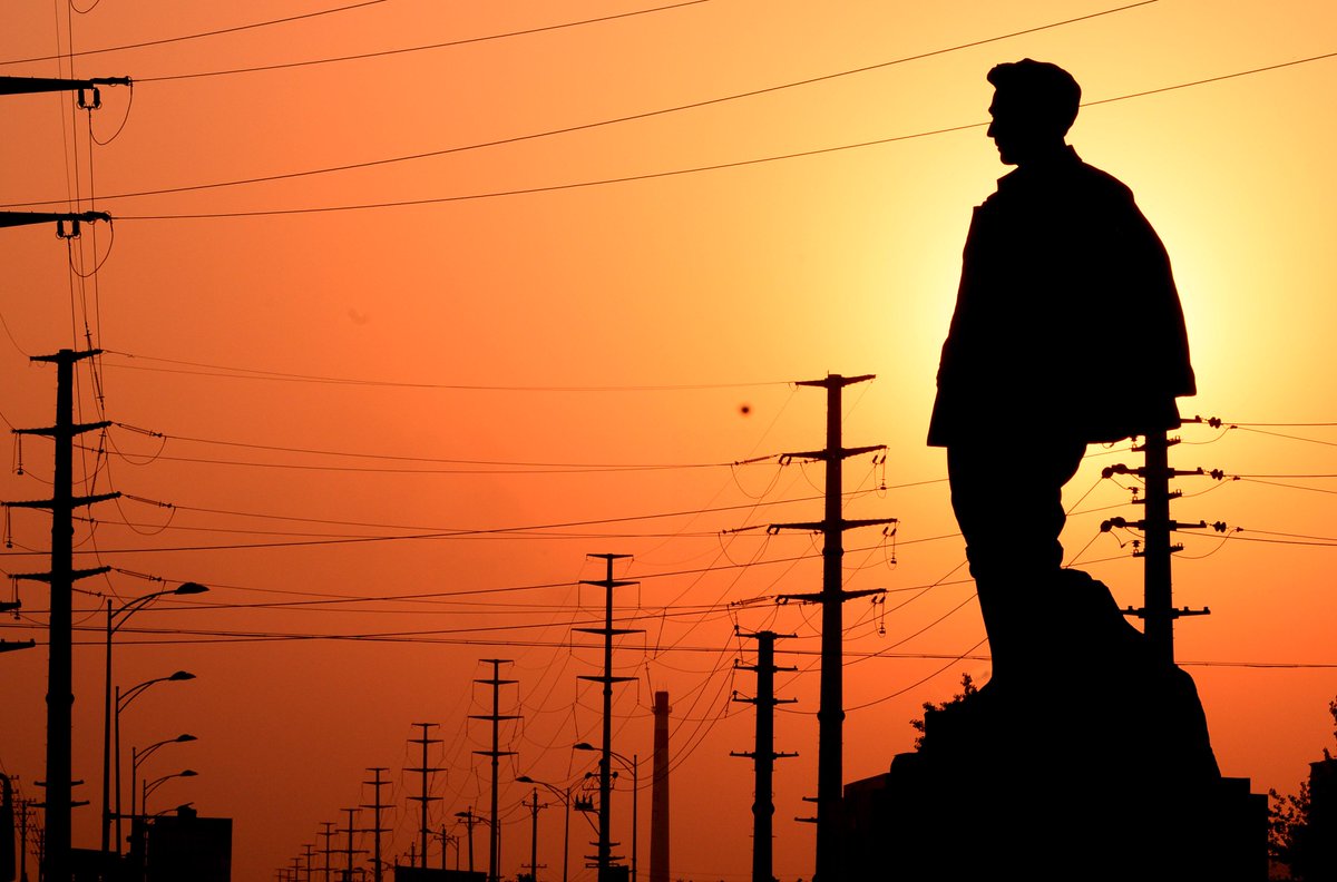 XHNews's tweet image. Chinese cities to go wireless, with underground tunnels to be built by 2020 for water, gas, electricity, telecom.