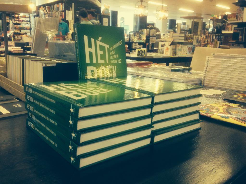 Jaaahooor! Vanaf vandaag exclusief te verkrijgen bij <a href="/DEBOEKHANDEL/">De Ganzenveer</a> in #Helmond: #HétBoek! #BlijEnTrots! :-))