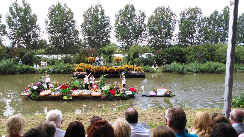 Varend corso. Boot gesponsord door FloraHolland.