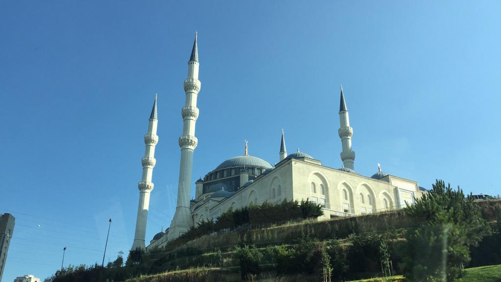 Cherly7uno's tweet photo. Hampir semua Masjid yg ada di Turki bentuknya kayak gini. Kayak castle yah? Seru bgt di Turki bareng @MadjidAkbari http://t.co/9FB7Lf5Css
