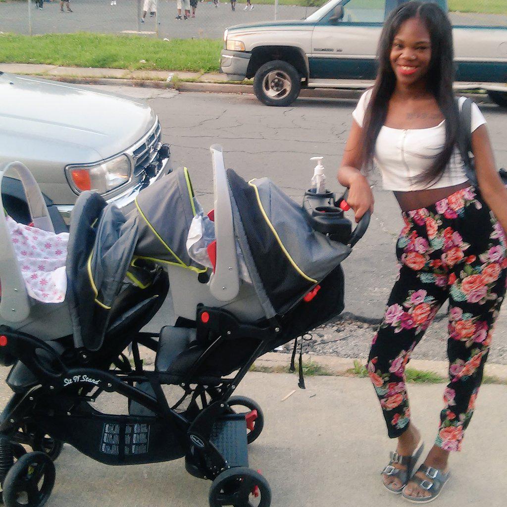 jusdeja's tweet photo. That right there the twins MOM 😊 #dontlooklikeihadkids #1monthafter http://t.co/uYVyjb0XoK